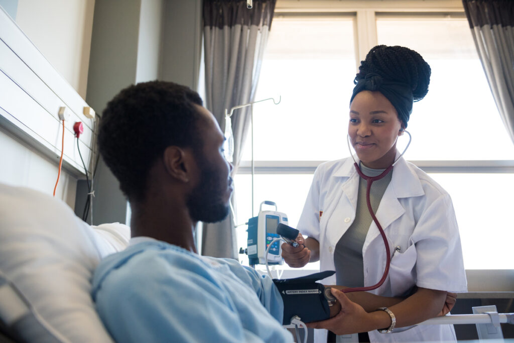 Female-doctor-with-male-patient-1024x683